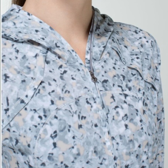 Lululemon Lightened Up Pullover Not So Petite Fleur Silver Spoon Ambient Grey - Picture 4 of 16